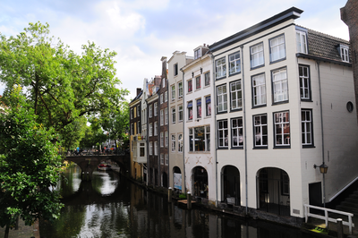 904768 Gezicht op de aan de Oudegracht gelegen achtergevels van de panden Lijnmarkt 36 (rechts) -50 te Utrecht. Links ...